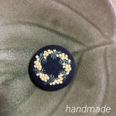 ハンドメイド　刺繍　ブローチ　ヘアゴム　ミモザ　ミモザリース　くるみボタン　黒a