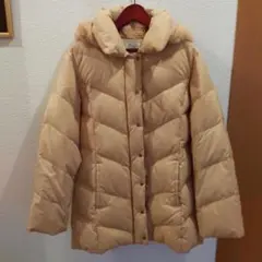 ベージュ ダウンジャケット