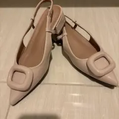 バックストラップ パンプス ベージュ　ローヒール