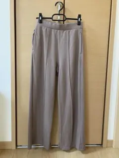 GU パンツ　センタープレス