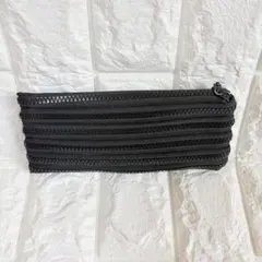 黒いジッパー筆箱