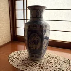 青白磁の伝統的な花瓶