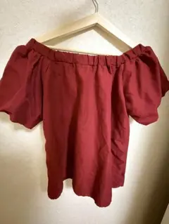 オフショルダー　トップス　カットソー レッド　臙脂色