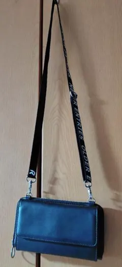 黒いショルダーバッグ 合成皮革