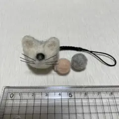 フェルト猫ストラップ ボール付き