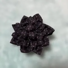 布製　黒の花型ブローチ　ハンドメイド