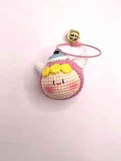 手編み ミニ人形キーホルダー ストラップ　ピンク　編みぐるみ 鈴付き