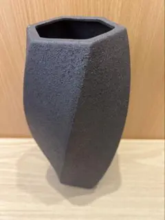 陶器製 花瓶（マット質感・らせんカットデザイン）