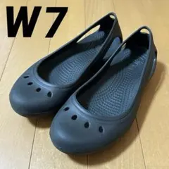 crocs クロックス カディ フラットシューズ パンプス ブラック W7のサムネイル