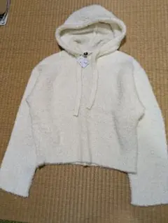 新品　アイボリー フード付き ニットパーカー S　ショート丈