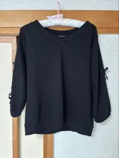 イング　ニット　黒色　Ｖネック　M