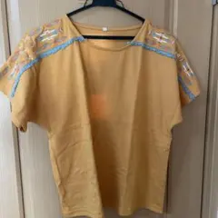 刺繍入りマスタード色Tシャツ Mサイズ