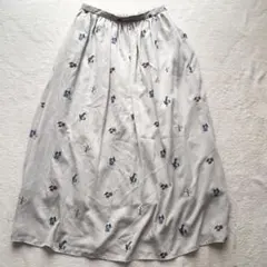 アクアガール 花柄刺繍 フレアスカート ロング丈 ライトグレーのサムネイル