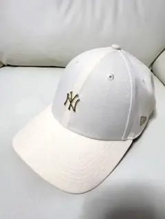 NEW ERA メタルロゴ キャップ 9FORTY アイボリー
