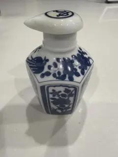 波佐見焼　青い花柄の陶器製醤油さし