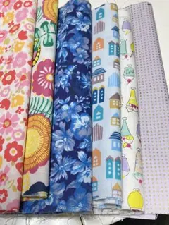 多色花柄と幾何学模様の生地はぎれ