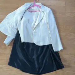 白ジャケットと黒スカートのセット