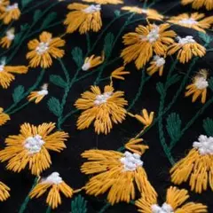s3-ky▼135×50cm▼コットンリネン刺繡生地▼花柄　イエロー　黒地