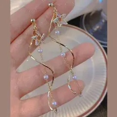 星型クリスタルとパールピアス　カジュアル　エレガント　個性的　アート　ゴールド調