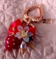 ダークレッドのいちごバッグチャームキーホルダー