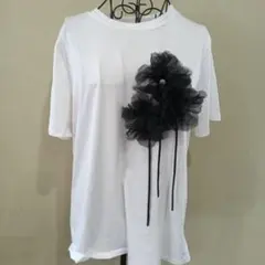 フラワー装飾のホワイトTシャツのサムネイル