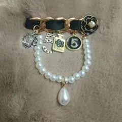 パールとゴールド、ブラックのカメリアブローチ 5番モチーフ