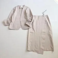 手洗い可】【美品】ベイジ BEIGE☆ノーカラー スカートスーツ Vネック