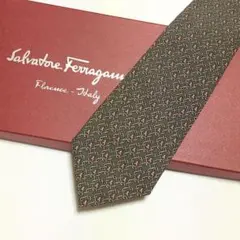 未使用級 サルヴァトーレフェラガモ ネクタイ シルク グリーン 総柄 チェーン柄