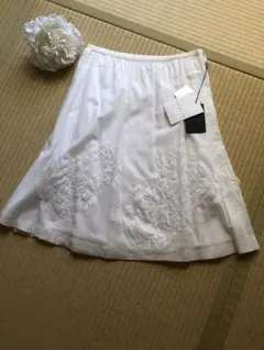 アンスペック　未使用　膝丈スカート　お花モチーフのサムネイル