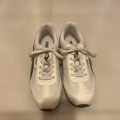PUMA スニーカー
