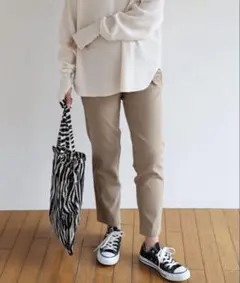 and me アンドミー ストレッチツイルテーパードパンツ ベージュのサムネイル