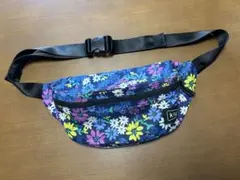 KiU ボディバッグ ウエストポーチ 幾何学模様 - メルカリ