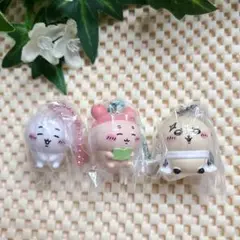 ①ちいかわ マスコット付きビスケット　ちいかわ 古本屋 ラッコ