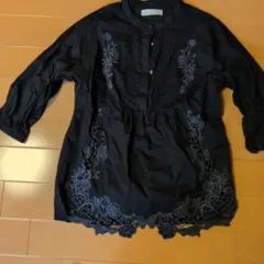 ScoLar 刺繍入り長袖ブラウス ブラックのサムネイル