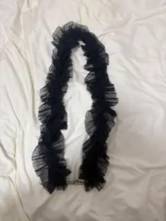 フリル付き黒ショルダーストラップ