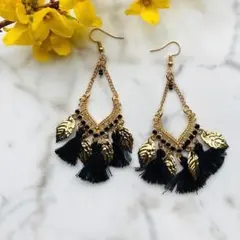 ピアス　タッセル　ブラック