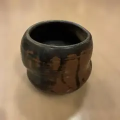 陶器製の曲線的な花器 黒と茶色