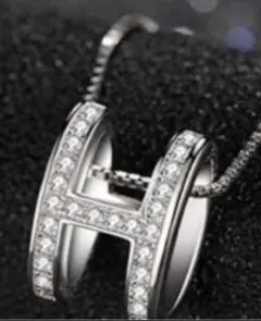 H型クリスタルペンダントネックレス　スワロフスキー