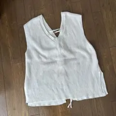 ホワイトリブ編みニットベスト GU ジレ 重ね着コーデ