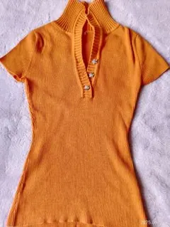 セシルマクビー　オレンジ ハイネック 半袖ニット