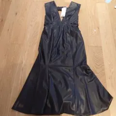 ブラック 合成皮革 Vネック ワンピース