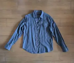 グレーの長袖シャツ