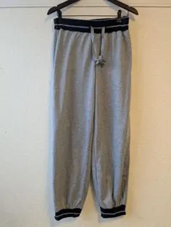 AO1108 CREER ZELEグレー ジョガーパンツ ネイビーリブ付き
