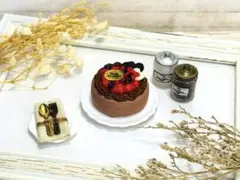 ミニチュアスイーツ♡ハートマカロンのチョコケーキ♡樹脂粘土♡ミニチュア♡いちご