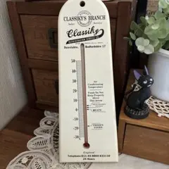 클래식한 복고풍 디자인의 온도계 벽걸이