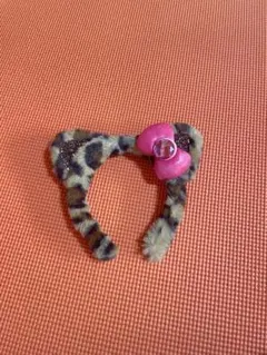 ヒョウ柄カチューシャ ピンクのリボン付き