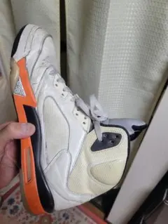 ホワイトオレンジスニーカーNIKE AIR JORDAN 5 RETRO