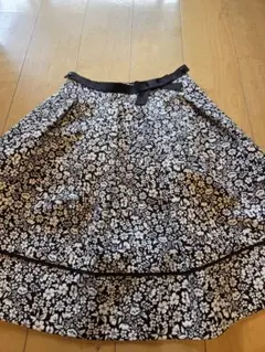 花柄 フレアスカート ブラック ホワイトのサムネイル
