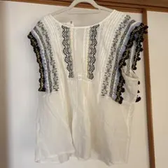 ZARA 刺繍入りノースリーブトップス