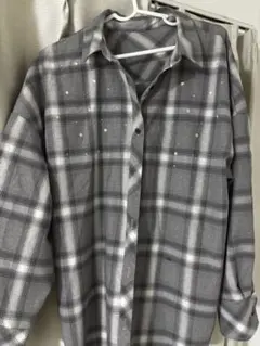 ビジュー付きグレーのチェックシャツ
